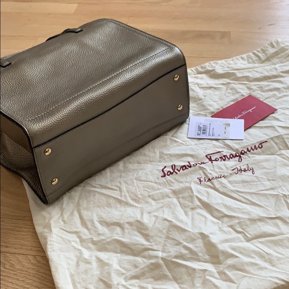 NWT Salvatore Ferragamo Amy Medium Gancio Tote Bag - Picture 6 of 15